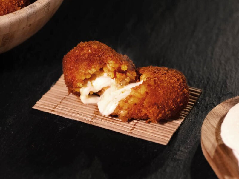 Supplì con Carne poggiato su una piccola stuoia